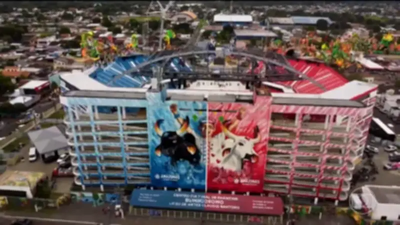 Festival de Parintins começa com duelos dos bois Caprichoso e Garantido