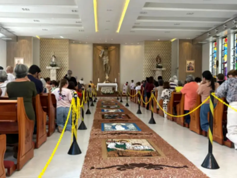Fiéis mantêm tradição do tapete de Corpus Christi em Natal