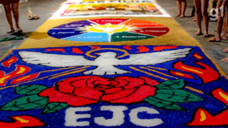 Fiéis preparam tapetes de Corpus Christi no Cohatrac, em São Luís