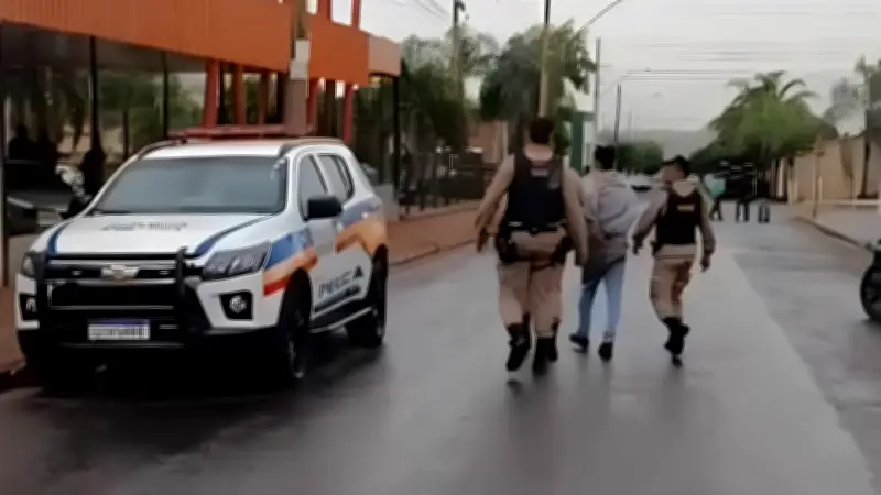 Filho mata ex-padrasto 10 anos após assassinato da mãe e é preso em MG