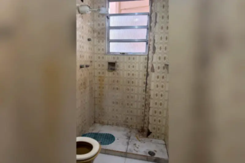 Filho preso por abandonar mãe paralítica em quarto sujo no Rio