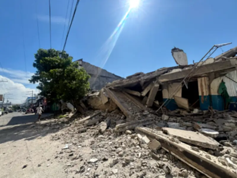 Filipinas: terremoto de 7,8 derruba telhado de escola e assusta alunos