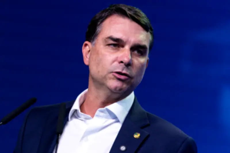 Filme sobre o pai vira problema para Flávio Bolsonaro, diz Washington Post