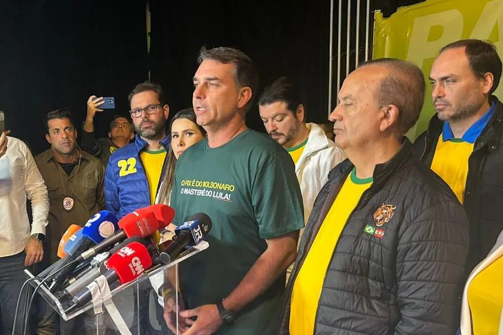Flávio Bolsonaro critica Moraes e diz que democracia fica abalada