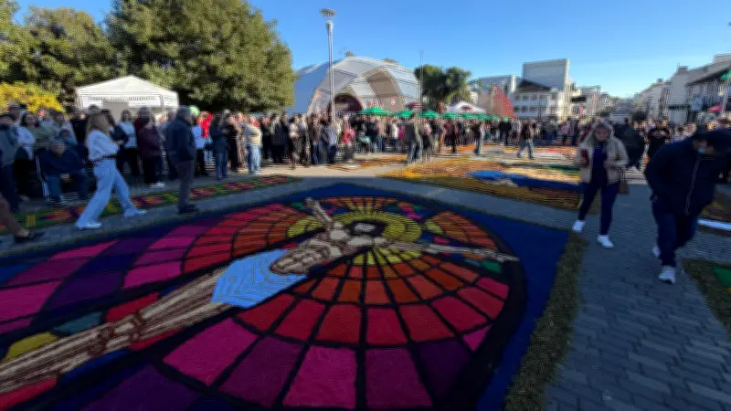 Flores da Cunha celebra Corpus Christi com tapetes após incêndio