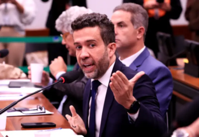 Flávio Bolsonaro aciona STF contra André Janones por injúria