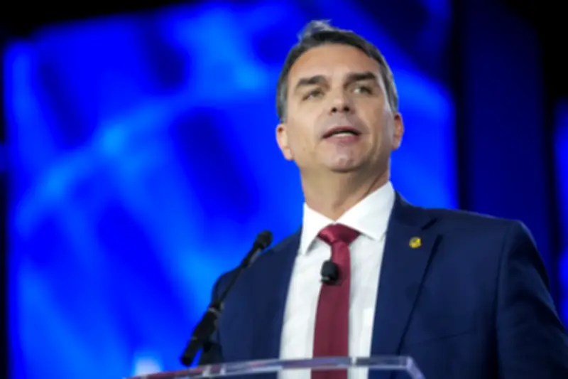 Flávio Bolsonaro acusa Lula de sinalizar facções para matá-lo