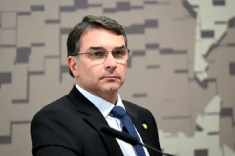 Flávio Bolsonaro aposta em segurança pública para reverter crise eleitoral
