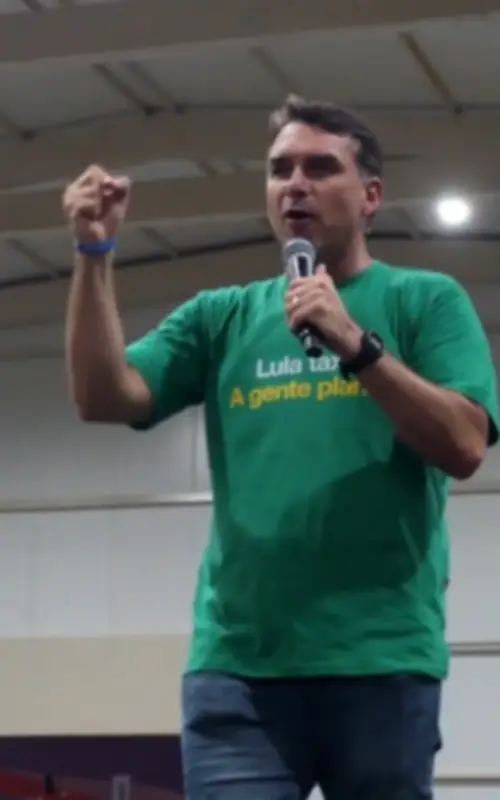 Flávio Bolsonaro critica Lula por ataques ao agronegócio em evento na Bahia