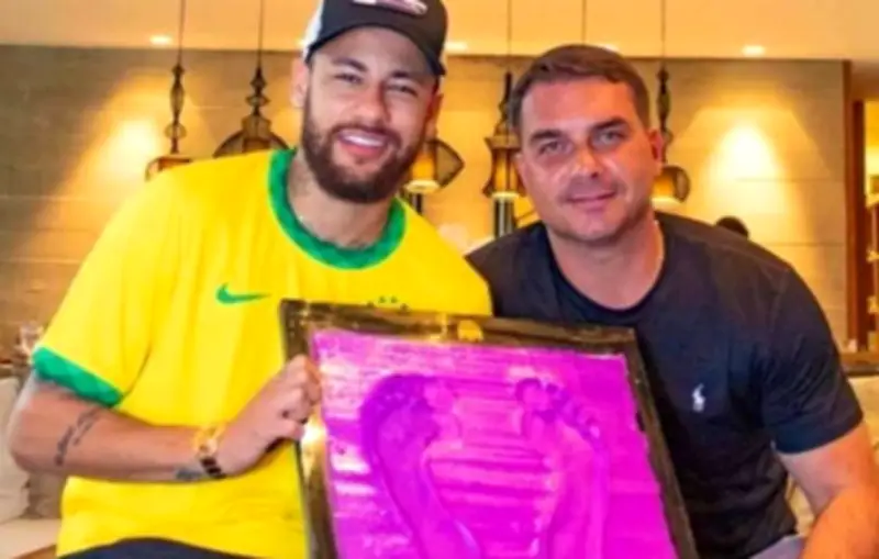 Flávio Bolsonaro critica Lula por piada sobre Neymar em evento