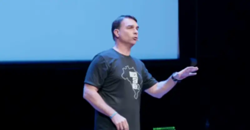 Flávio Bolsonaro critica PT em operação contra Jaques Wagner