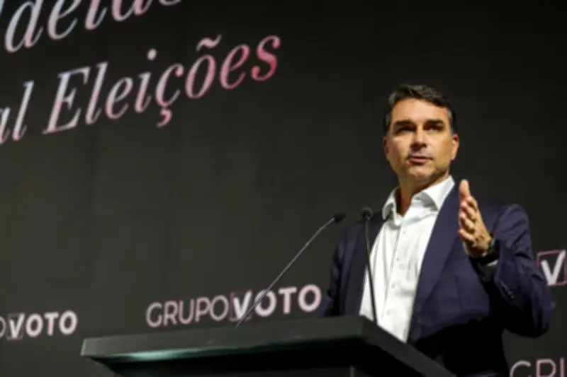 Flávio Bolsonaro critica STF e sugere ligação de Lula e Dino com crime organizado