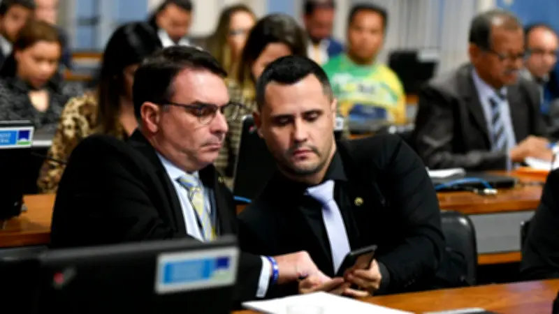 Flávio Bolsonaro defende Cleitinho como cabeça de chapa em Minas