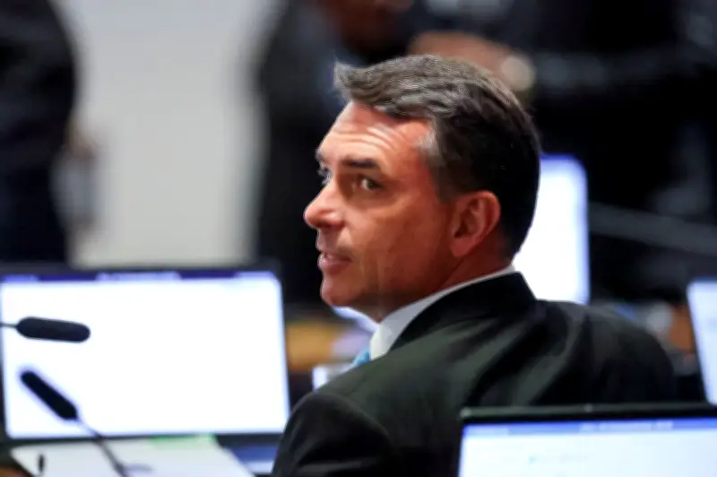Flávio Bolsonaro descarta união de Zema e Caiado em chapa única