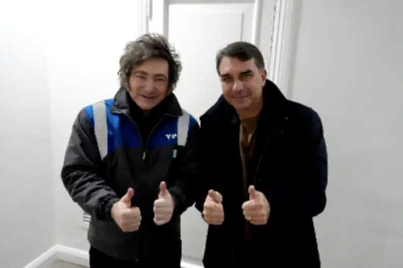Flávio Bolsonaro e Milei discutem aliança da direita na América Latina