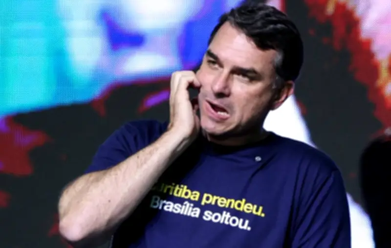 Flávio Bolsonaro e pai têm primeira conversa após crise familiar pública