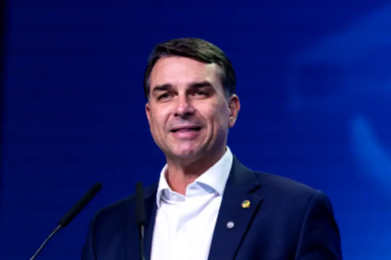Flávio Bolsonaro endurece tom na segurança e defende castração química após crise
