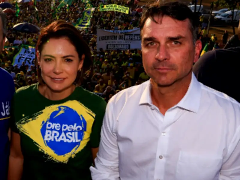 Flávio Bolsonaro enfrenta crise familiar e política em pré-campanha