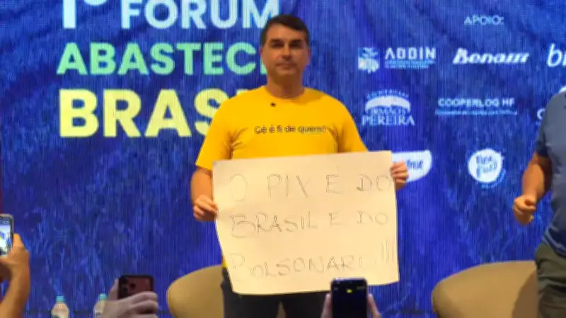 Flávio Bolsonaro espera que Trump recue de taxação de produtos brasileiros