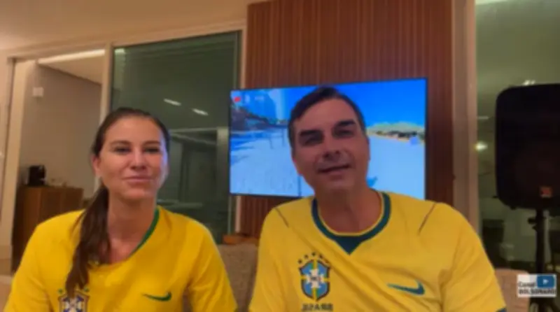 Flávio Bolsonaro evita polêmica com Michelle e foca em futebol