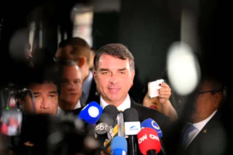 Flávio Bolsonaro nega 'climão' com ministro de Lula na Marcha para Jesus