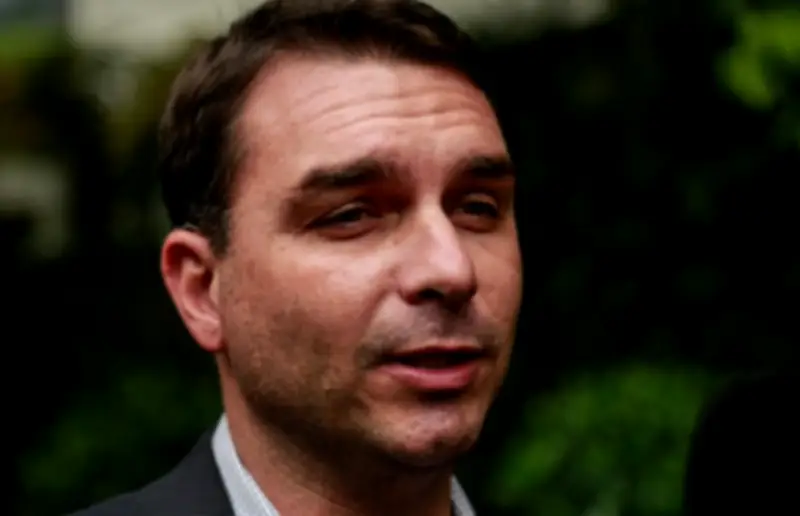 Flávio Bolsonaro nega relação entre ação em SP e filme sobre o pai