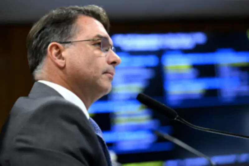 Flávio Bolsonaro pede a Rubio que não taxe produtos brasileiros