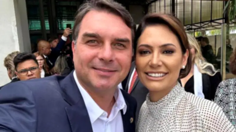 Flávio Bolsonaro pede desculpas a Michelle após atrito no Ceará