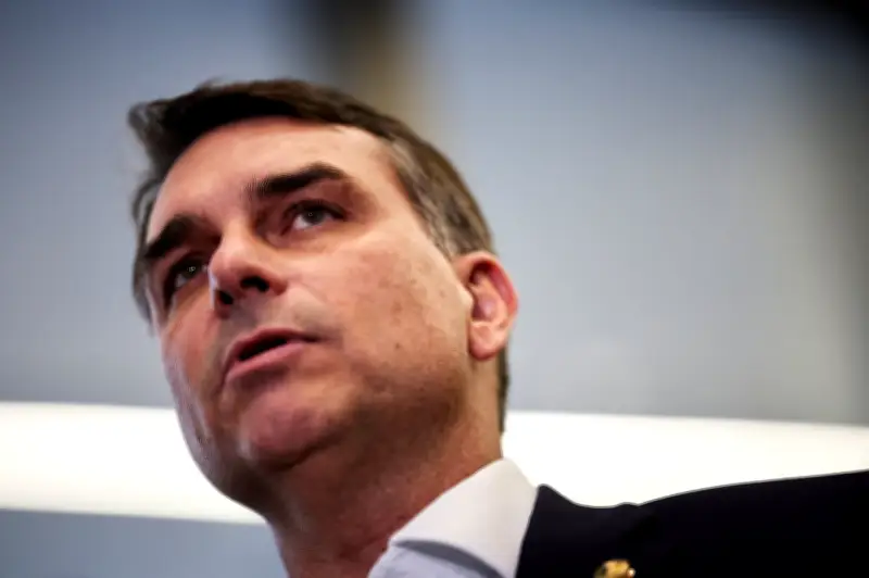 Flávio Bolsonaro pede que Moraes seja declarado suspeito em caso Dark Horse