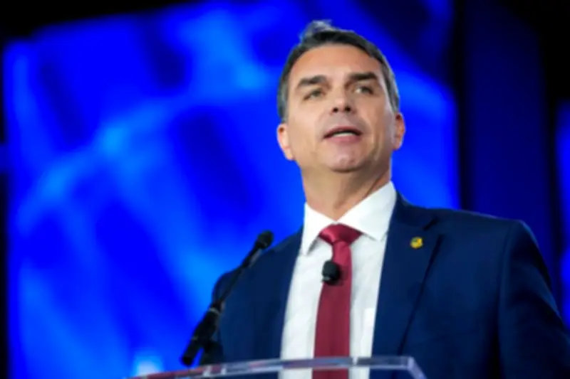 Flávio Bolsonaro promete transferir embaixada do Brasil para Jerusalém