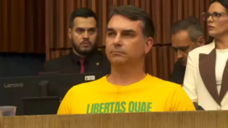 Flávio Bolsonaro recebe título de cidadão honorário de Belo Horizonte em meio a protestos