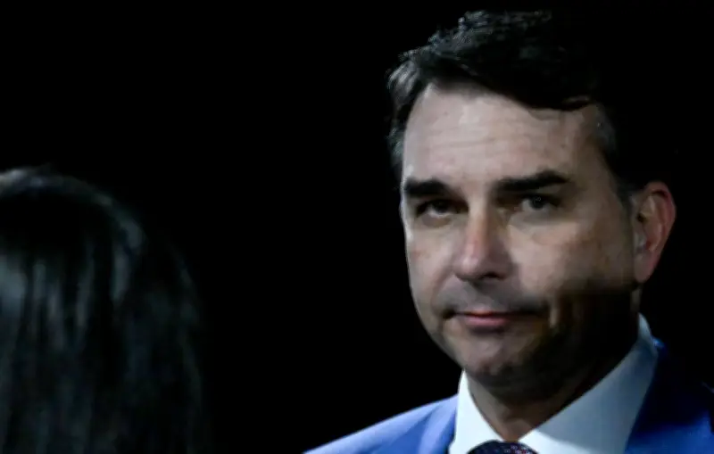 Flávio Bolsonaro usa IA para 'resgatar' Neymar em vídeo após piada de Lula