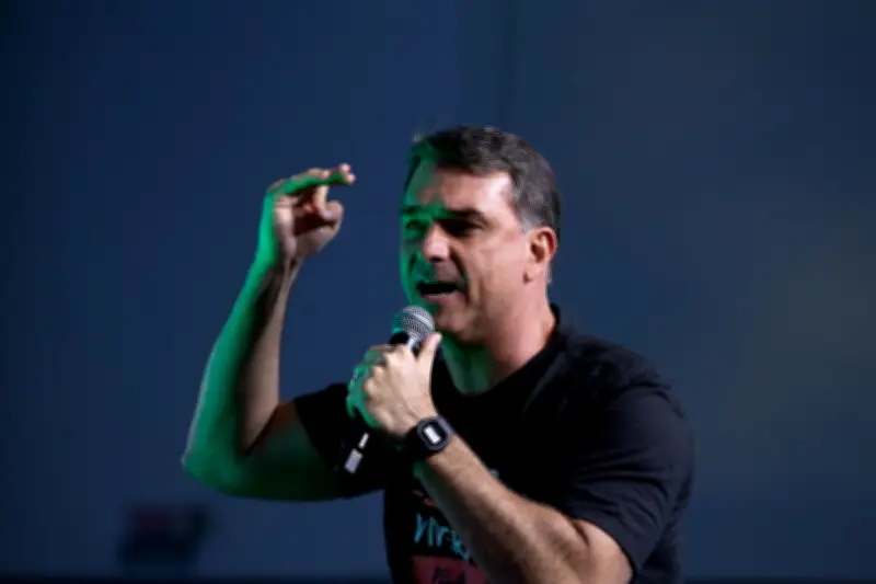 Flávio Bolsonaro vê chance de atacar PT após operação contra Wagner