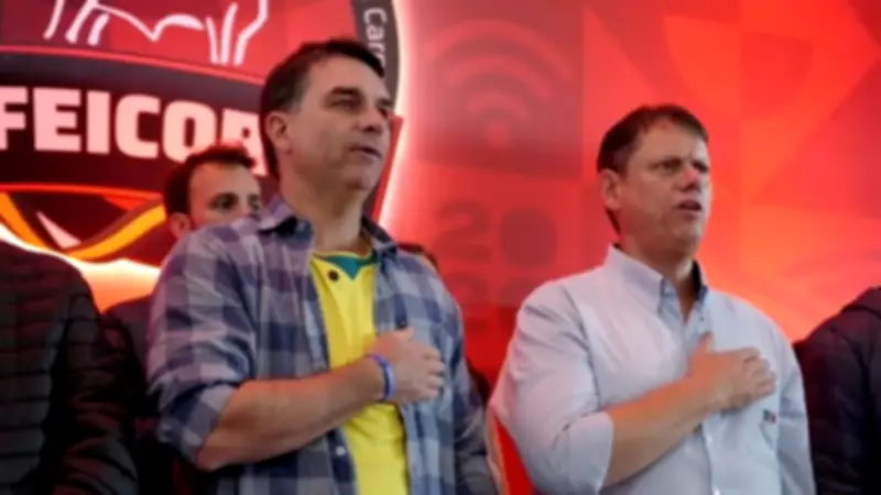 Flávio Bolsonaro vai aos EUA defender empresas de tarifa de Trump