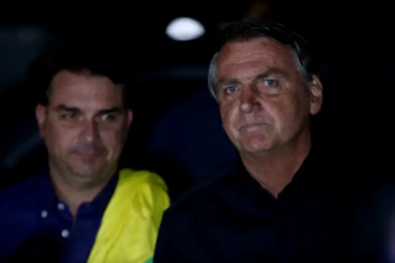 Flávio e Bolsonaro se reúnem após crise familiar; Michelle ausente