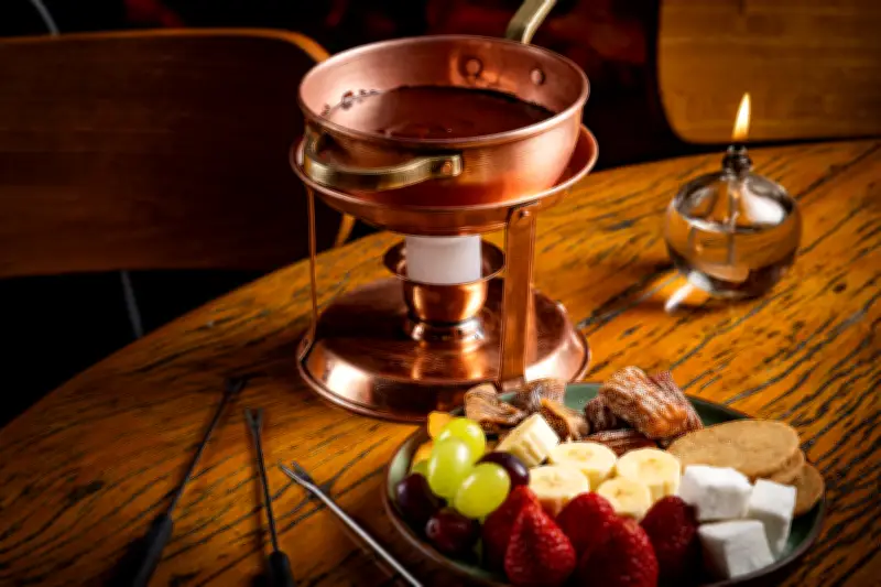 Fondue 2026: chefs brasileiros reinventam prato de inverno com queijos e chocolates nacionais