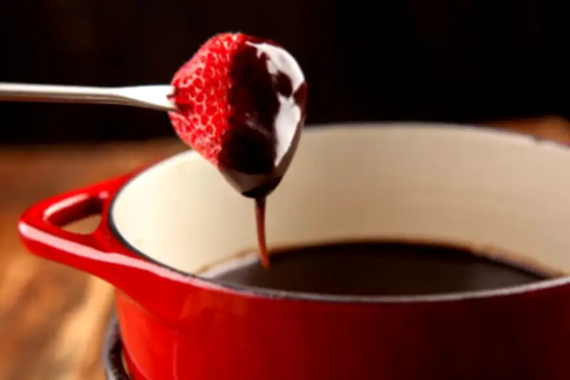 Fondue de chocolate caseiro: receita fácil para o Dia dos Namorados