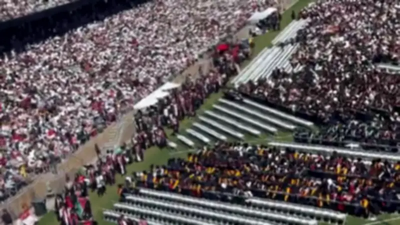 Formandos protestam contra CEO do Google em formatura de Stanford