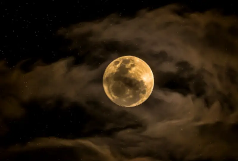 Fotógrafa registra 'Lua de Morango' em espetáculo no céu de Campo Grande