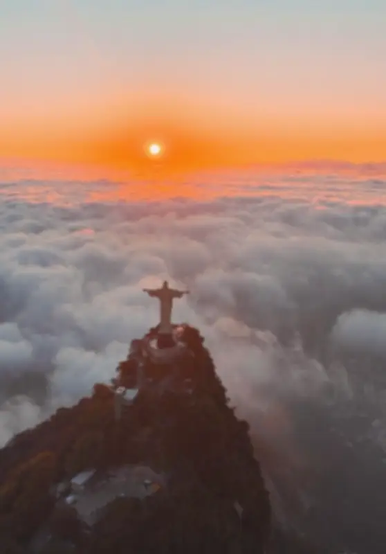 Fotógrafo registra Cristo Redentor sobre 'tapete' de nuvens no Rio