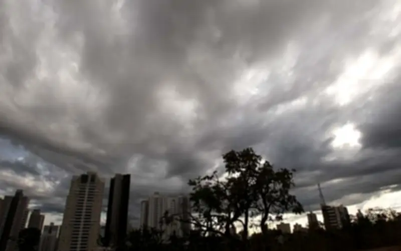 Frente fria chega a Goiás e traz chuvas isoladas e ventos
