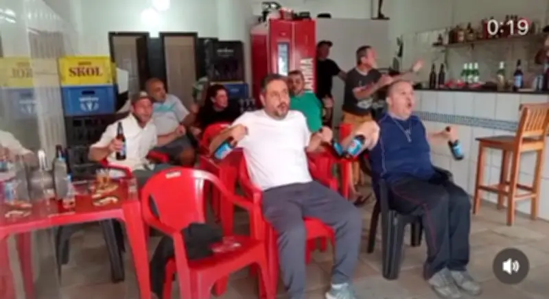 Frequentadores de bar em MG imitam remada viking e viralizam