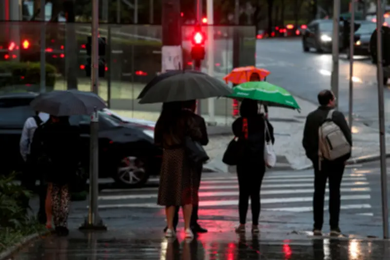 Frio e chuva persistem em SP; temperaturas variam entre 14°C e 17°C