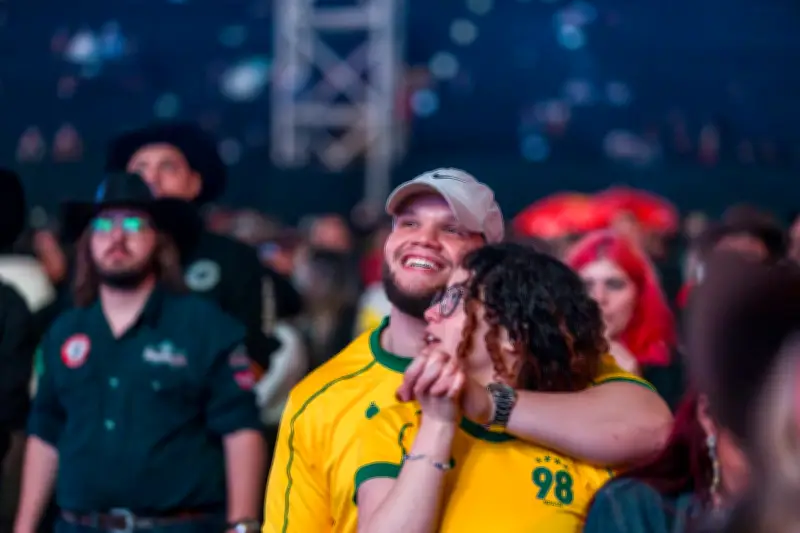 Fãs unem paixão por sertanejo e futebol em transmissão do Brasil no rodeio