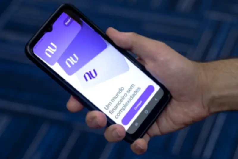Fundadora do Nubank chama erro de 'bizarro' após alerta falso de liquidação