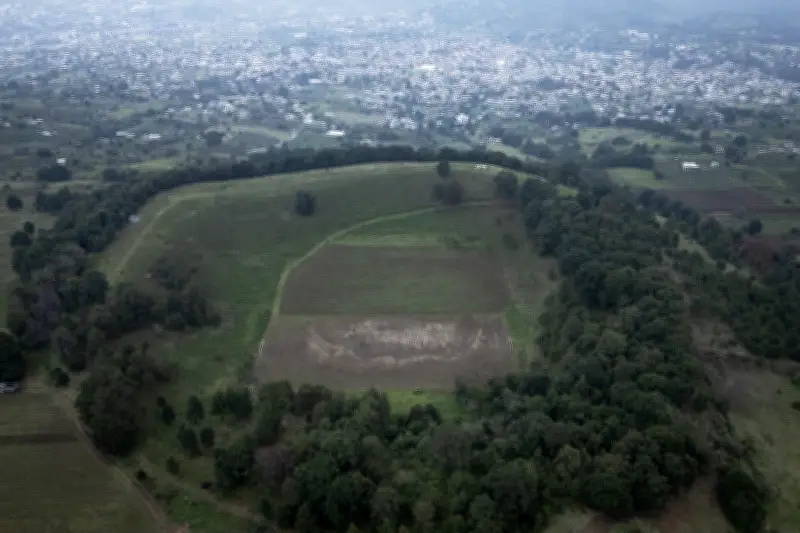 Futebol em cratera de vulcão inativo é atração na Cidade do México