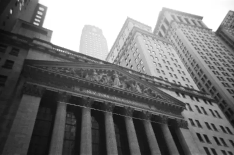 Futuros de Wall Street caem após EUA lançarem novos ataques contra o Irã