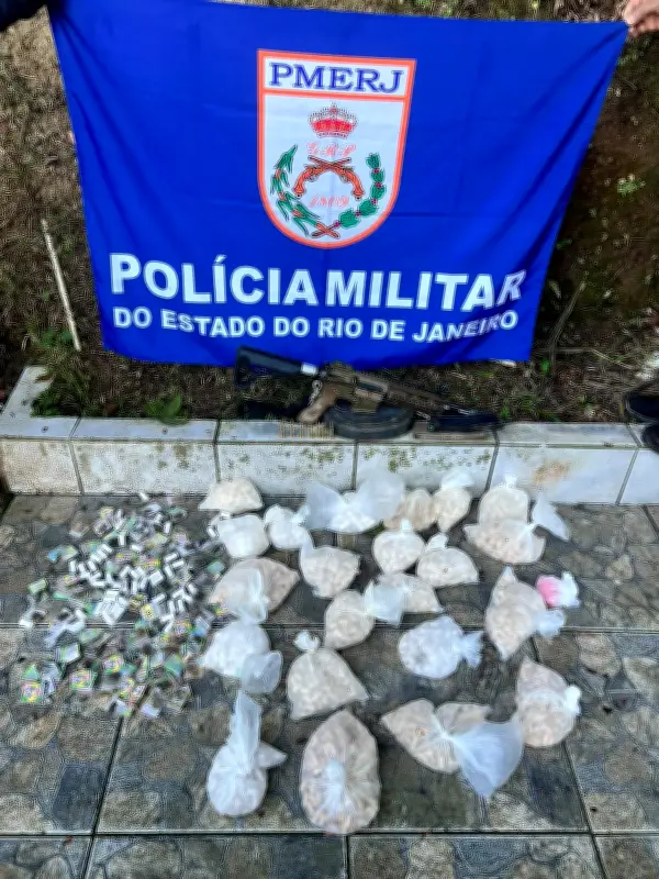 Fuzil e 147 kg de drogas são achados em tonel enterrado em Angra