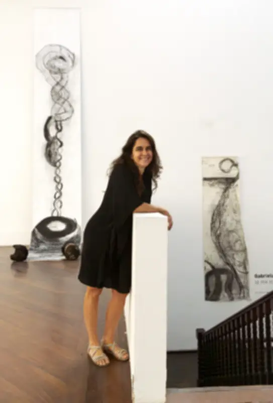 Gabriela Gusmão usa carvão e plantas em nova exposição no Rio