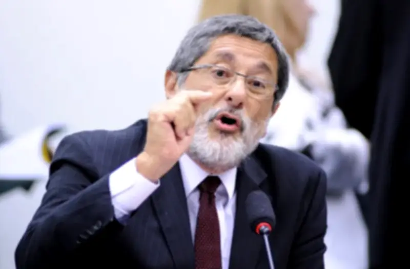 Gabrielli defende tributar rendas financeiras e câmbio estável